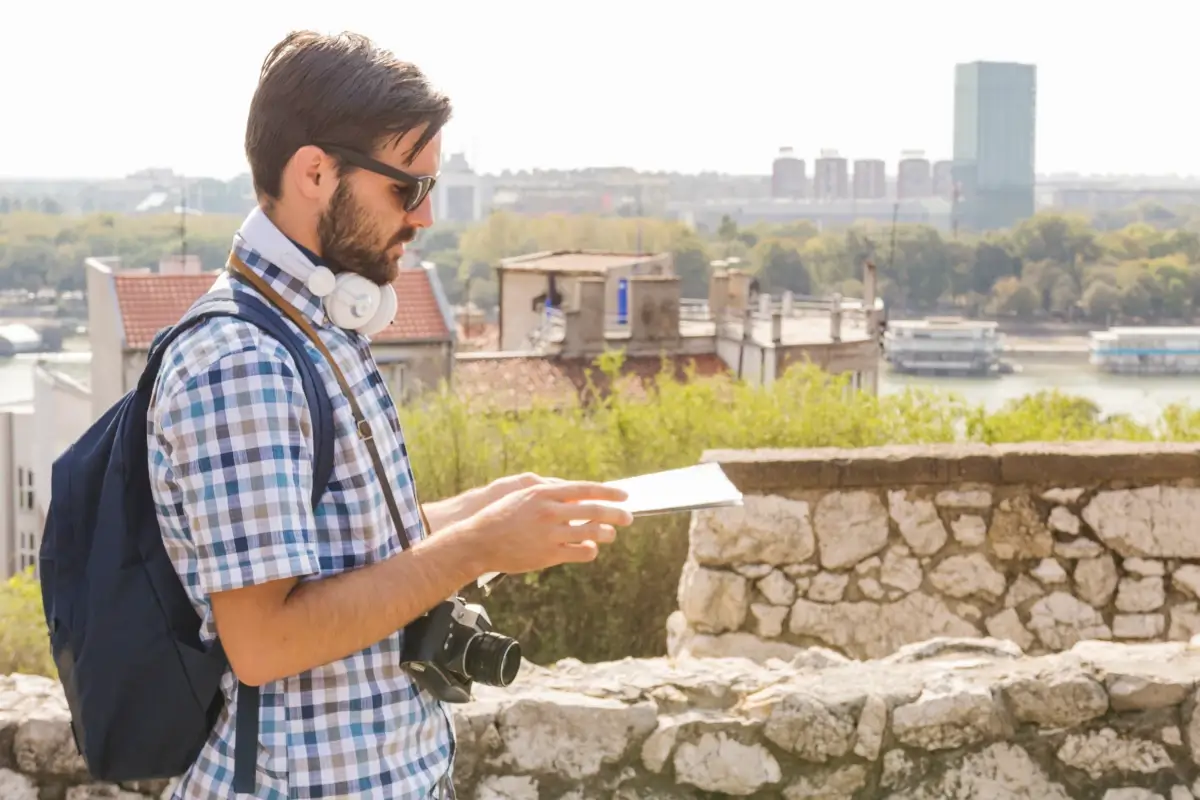 Aluno(a) se preparando para viagem estudando espanhol