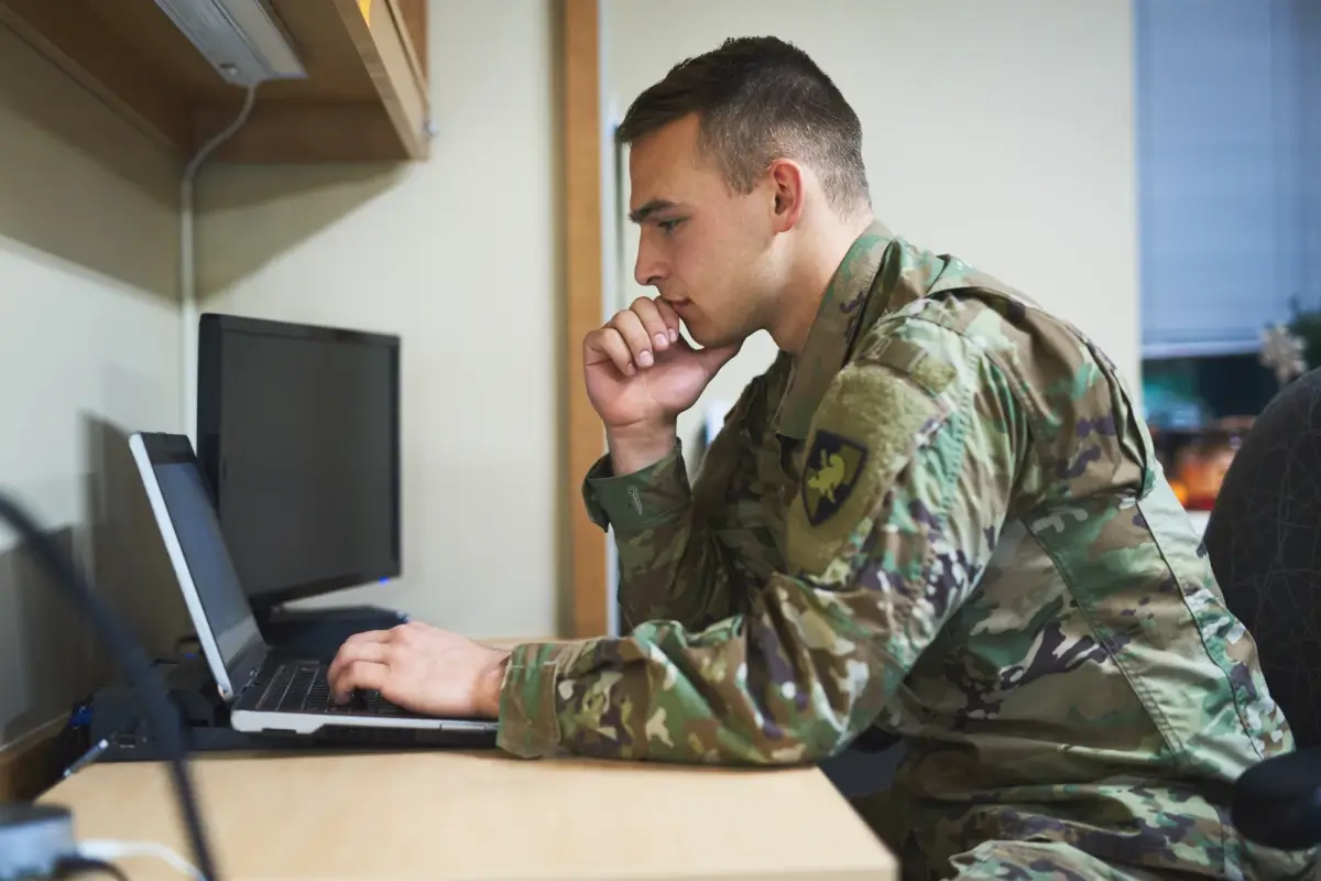 Militar estudando espanhol online para provas de proficiência