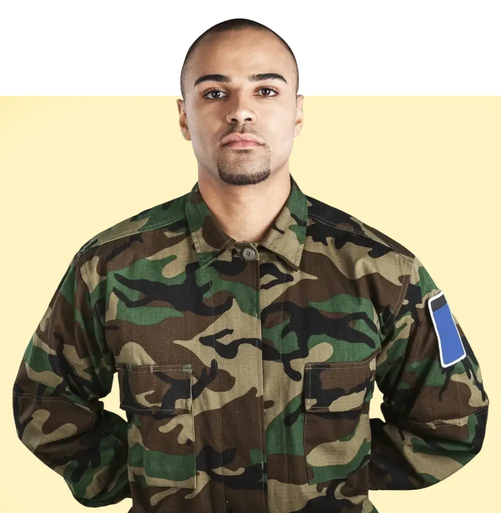 Militar com braços cruzados