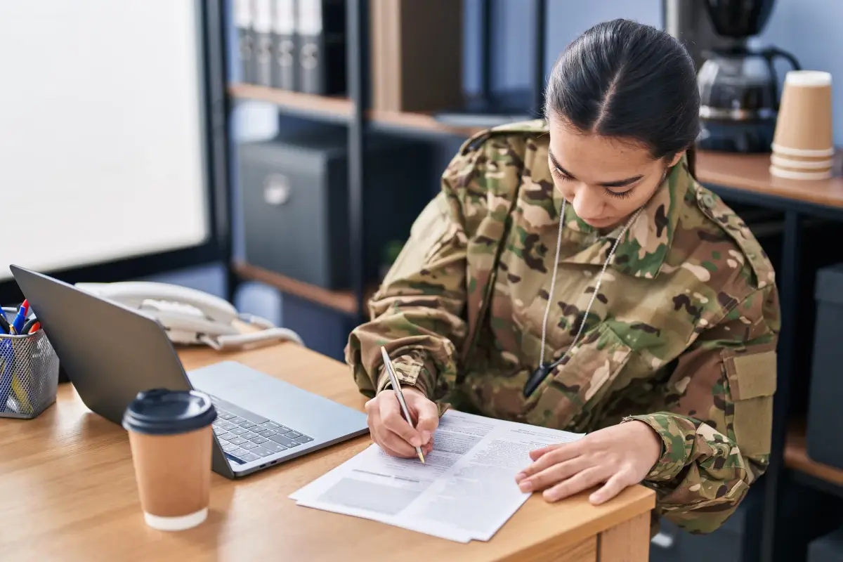 Militar estudando espanhol